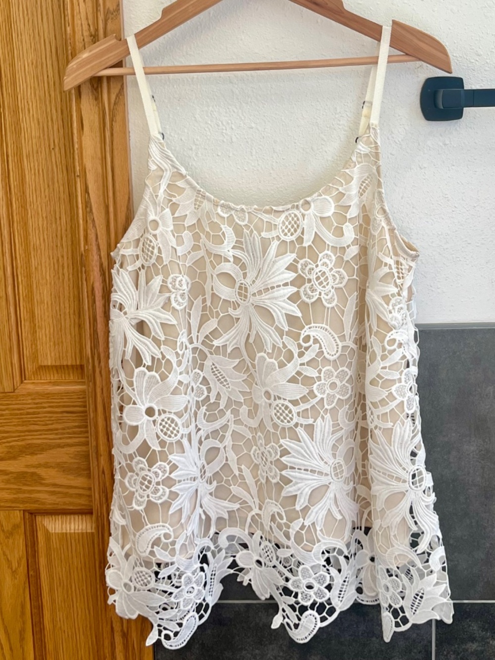 Cabi Ivory Lace Overlay Nude Sleeveless Tank Top Cami Blouse Womens Size Small